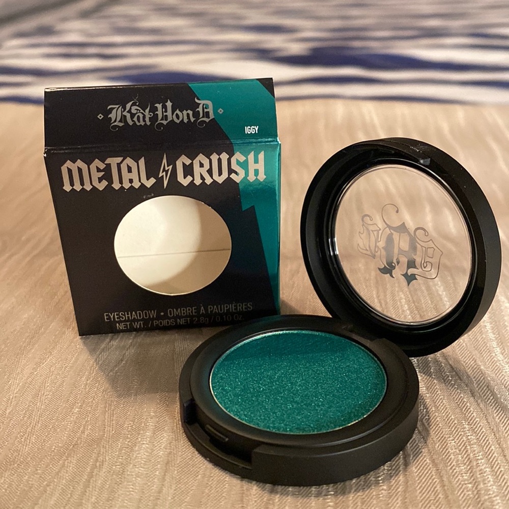 Kat Von D’s Metal Crush Eyeshadow in “Iggy”